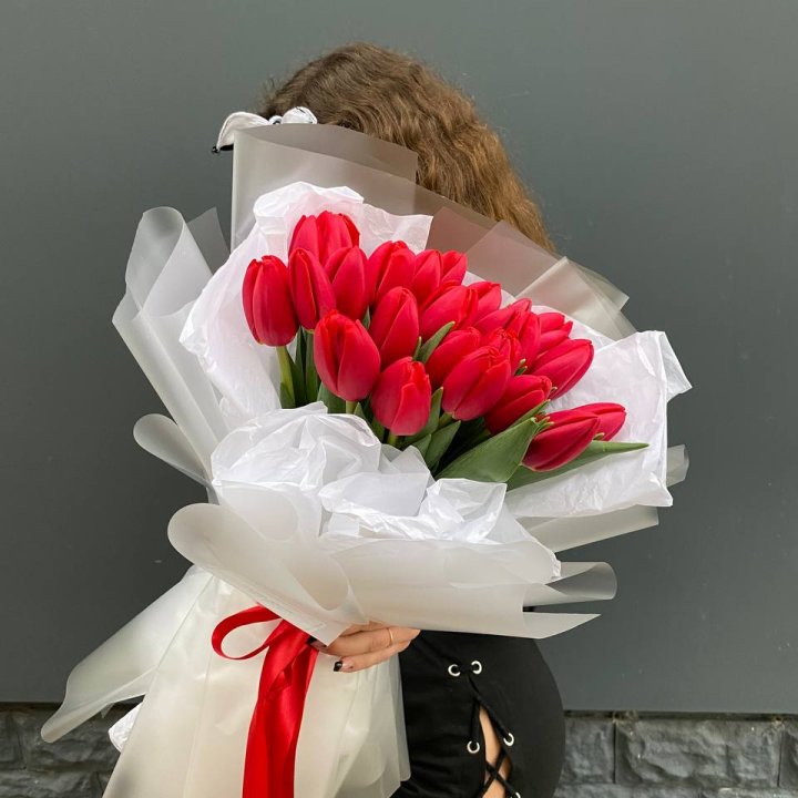  25 красных воздушных тюльпанов в Ставрополи