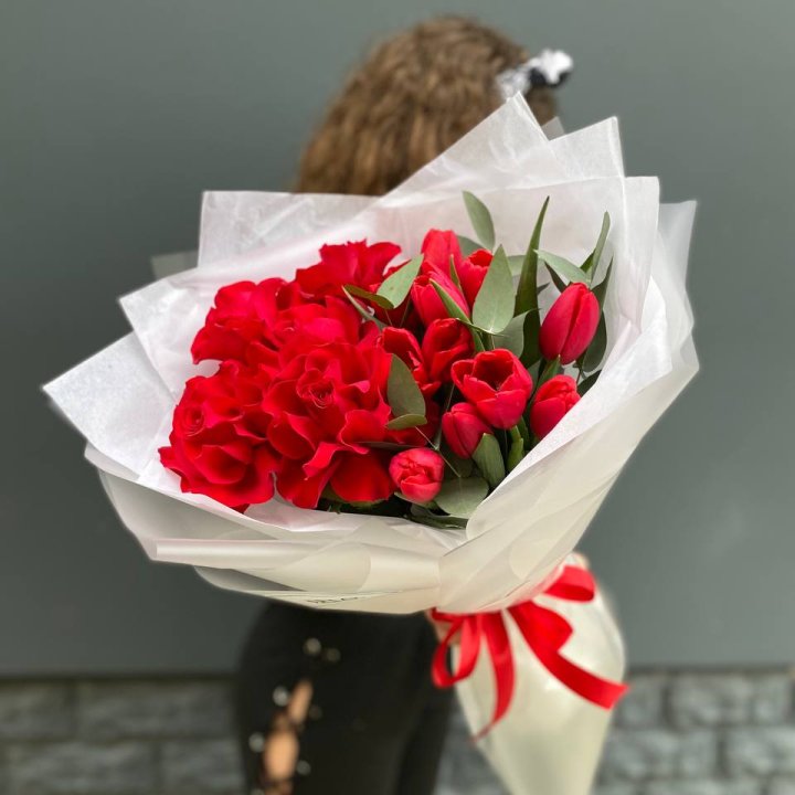 Дуо тюльпаны и розы в Ставрополи