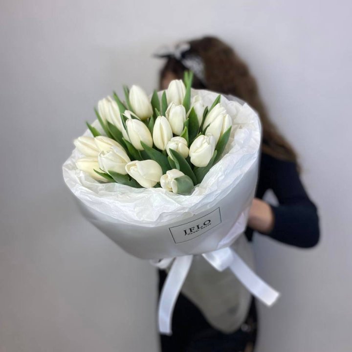  19 белых воздушных тюльпанов в Ставрополи