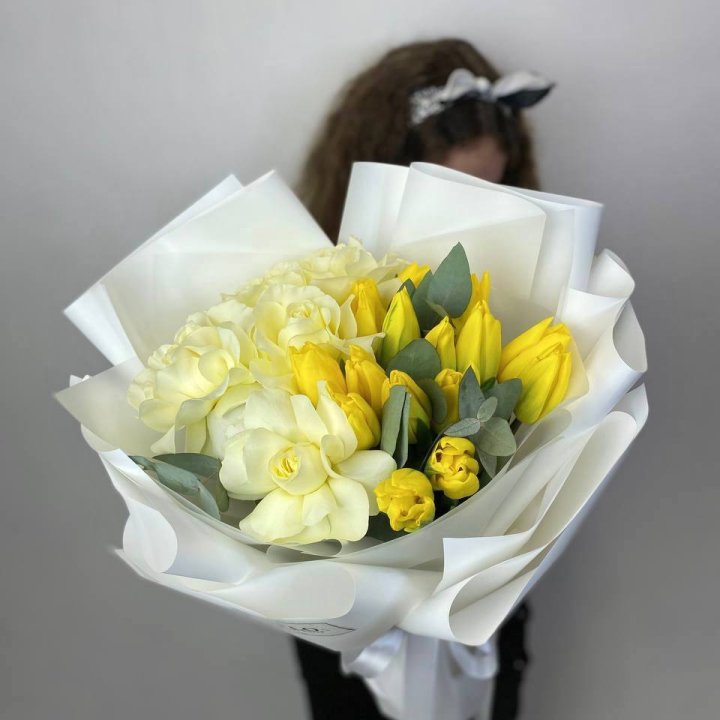 Дуо жёлтые тюльпаны и розы в Ставрополи