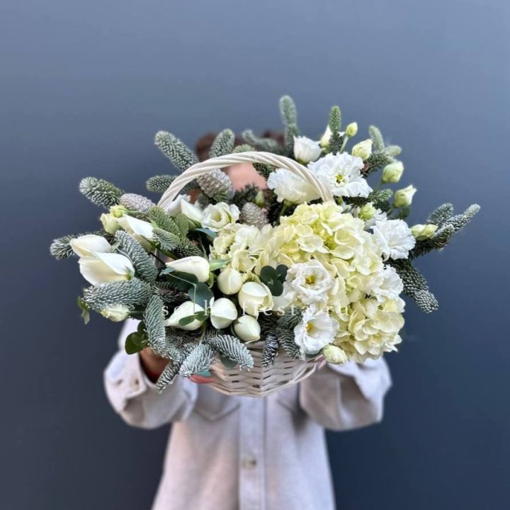 Новогодняя корзина с цветами в Ставрополи