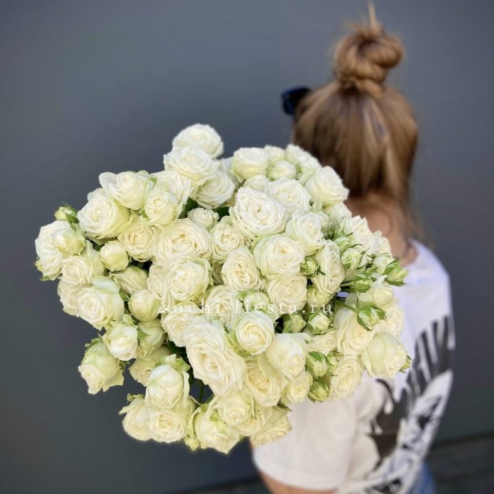 Охапка кустовых роз бомбастик  в Ставрополи