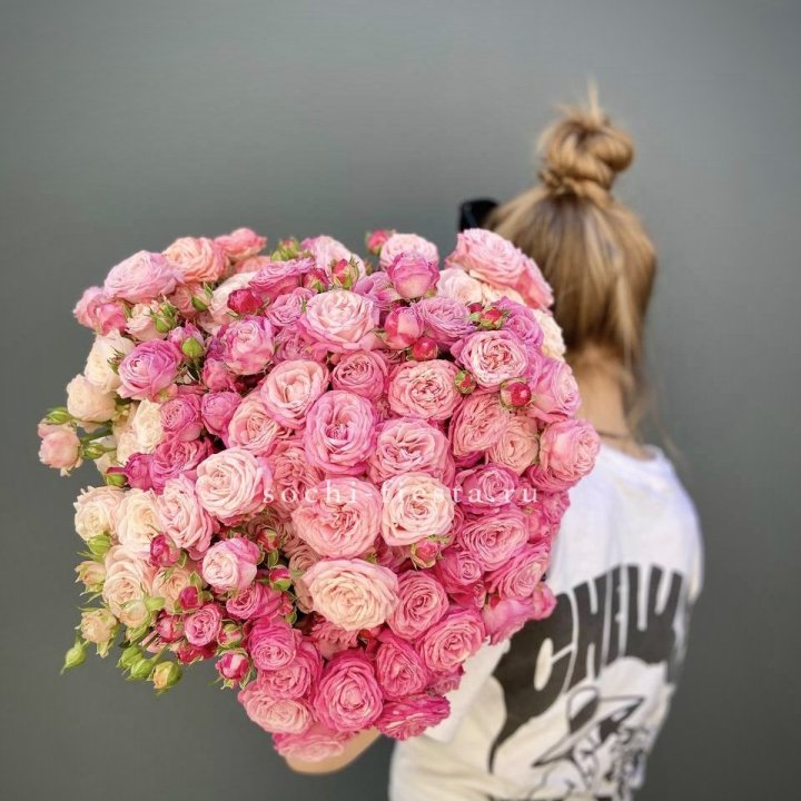 Охапка кустовых роз бомбастик пинк в Ставрополи