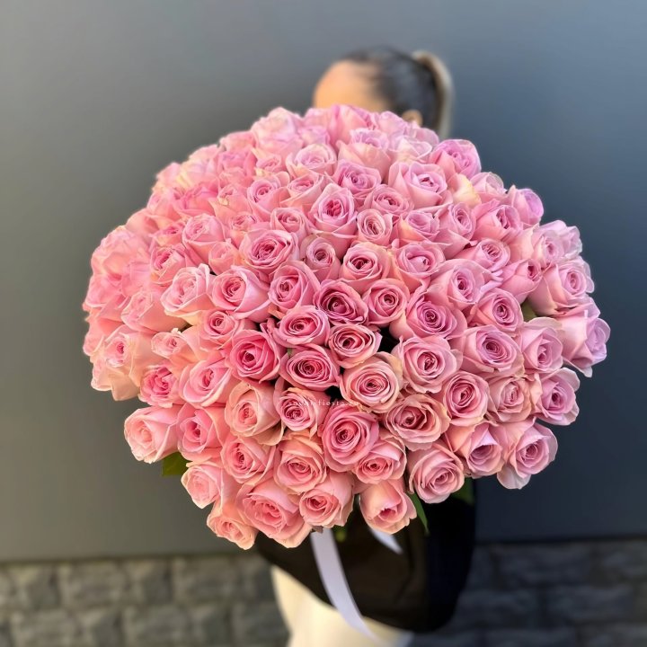 Охапка из 101 розовой розы в Ставрополи