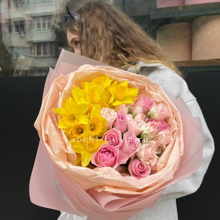Букет роз и нарциссов в Ставрополи