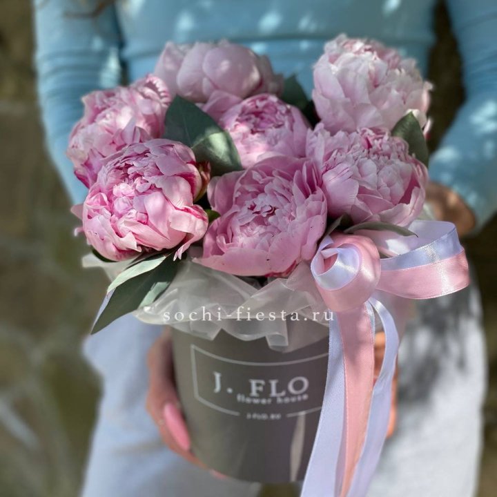 Цилиндр пионов с эвкалиптом в Ставрополи