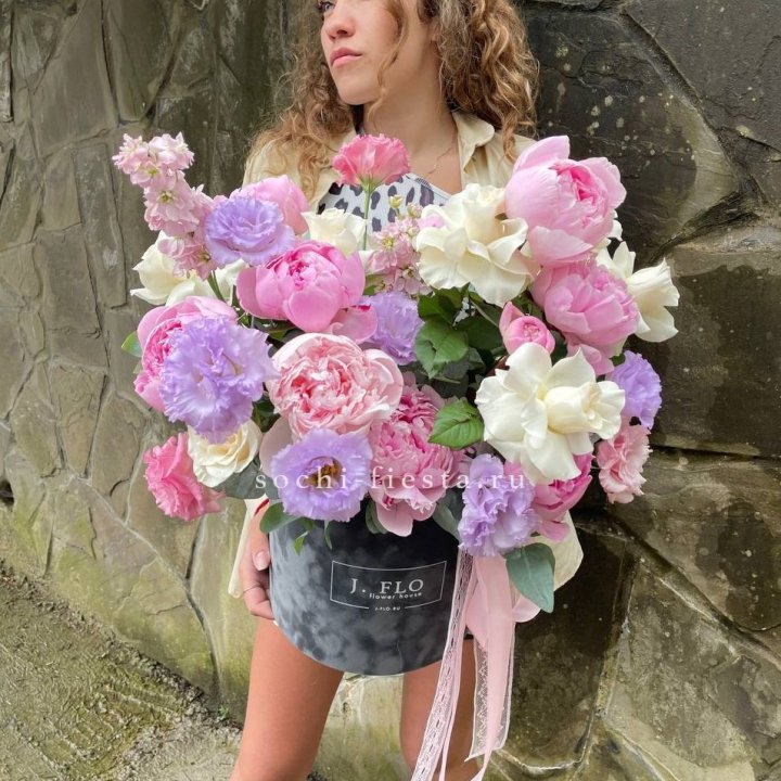 Дизайнерский цилиндр с пионами в Ставрополи