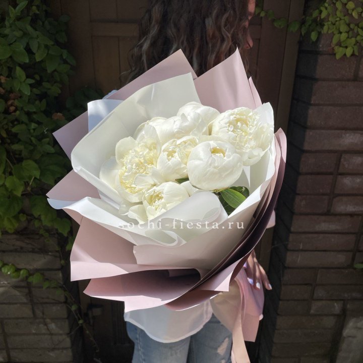9 белоснежных пионов в Ставрополи