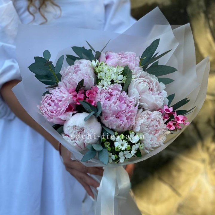 7 зефирных пионов с эвкалиптом в Ставрополи