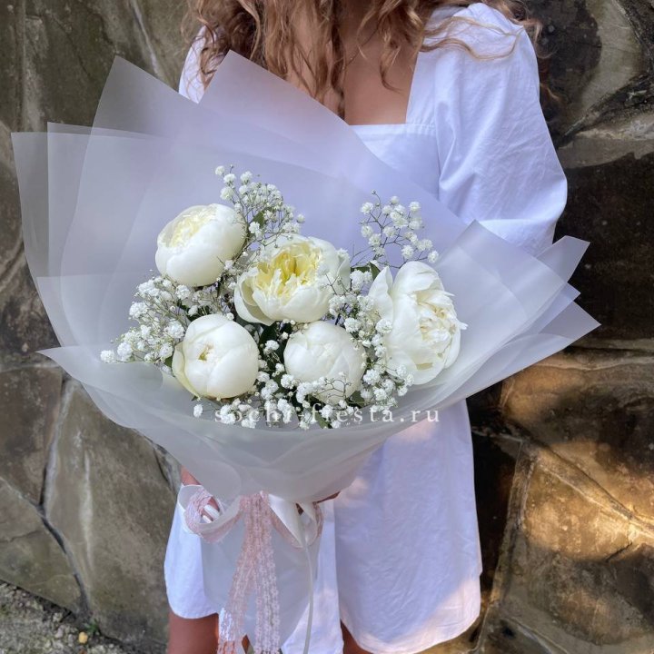 Букет белых пионов "Файв" в Ставрополи