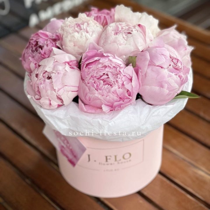 Цилиндр с пионами "Лилу" в Ставрополи