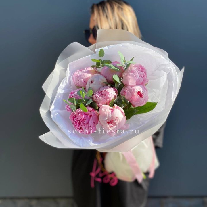 9 пионов с эвкалиптом в Ставрополи