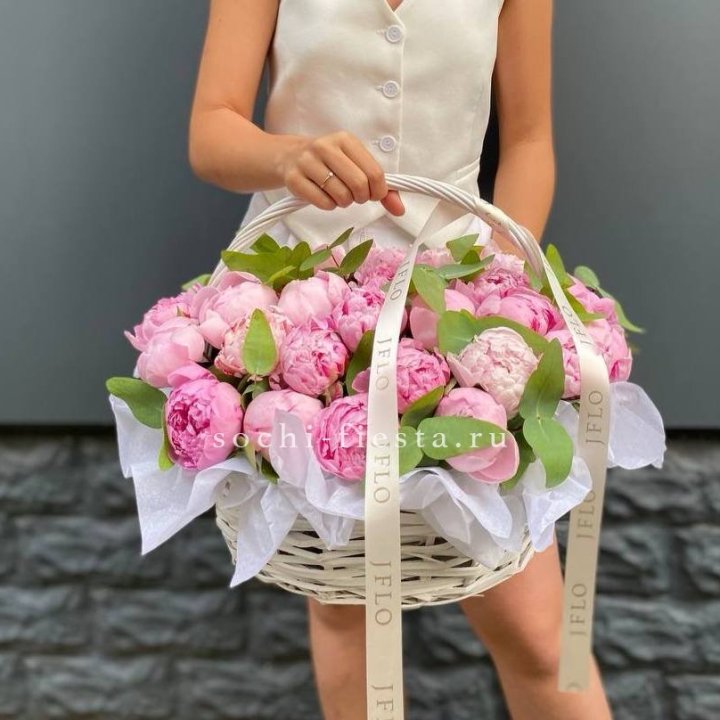 29 пионов в корзине в Ставрополи