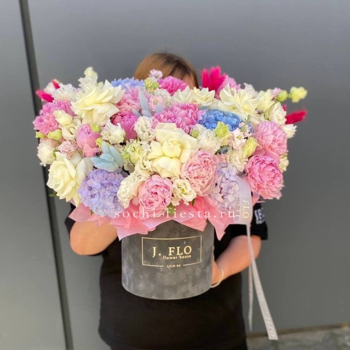 Цилиндр с пионами "Аса" в Ставрополи