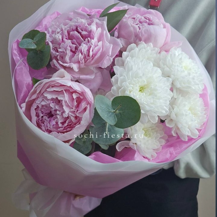  Букет комплимент с пионами в Ставрополи