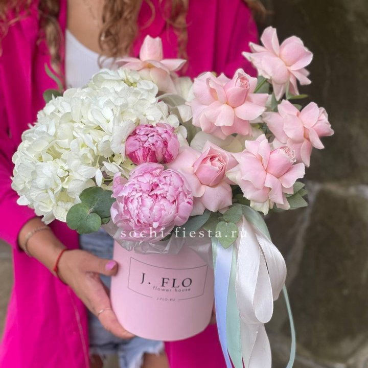 Цилиндр с пионами "Алисия" в Ставрополи