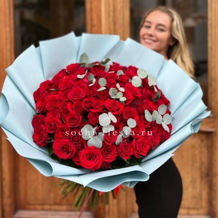 101 красная роза с эвкалиптом в Ставрополи