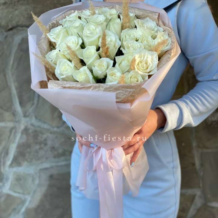 25 белых роз с сухоцветами в Ставрополи
