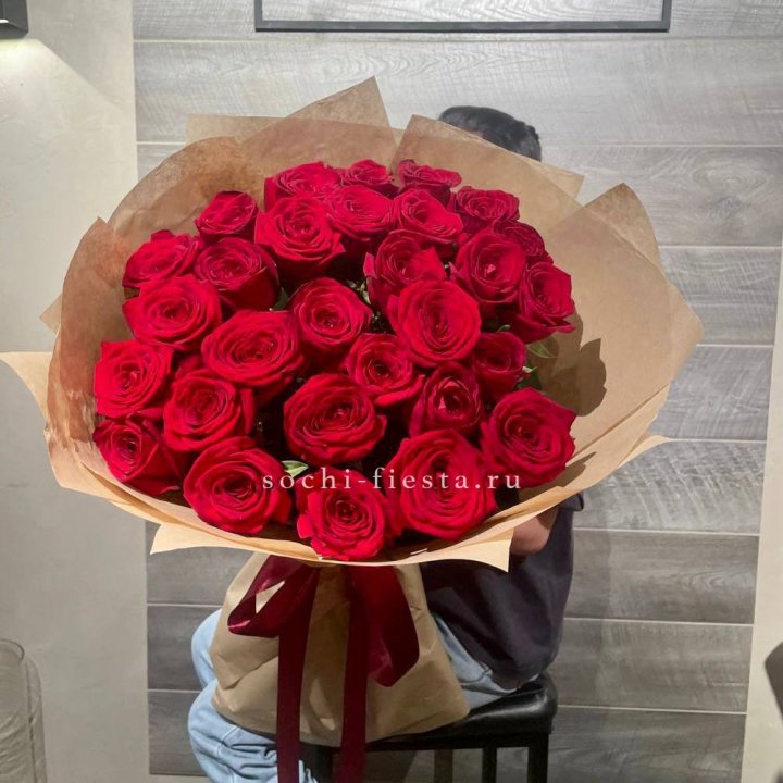 37 красных роз в крафте в Ставрополи