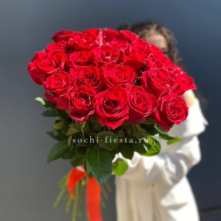 25 высоких красных роз в Ставрополи
