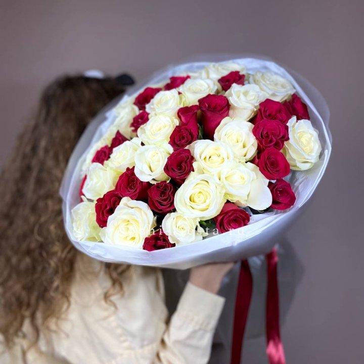 Букет из красных белых 45 роз в Ставрополи