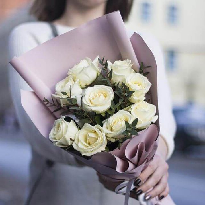 9 белых  роз "Минт" в Ставрополи