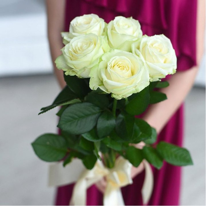 5 белых роз в Ставрополи