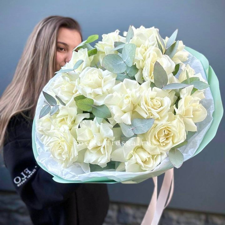 19 Белых французских роз "Ноте бьянке" в Ставрополи