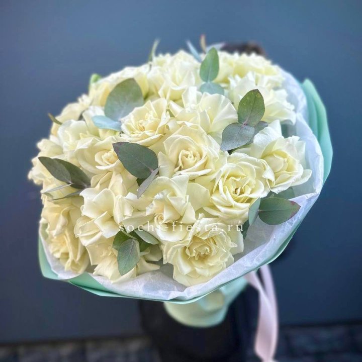 25 Белых французских роз "Ноте бьянка" в Ставрополи