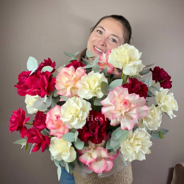 35 французских роз микс в джутовом боксе в Ставрополи