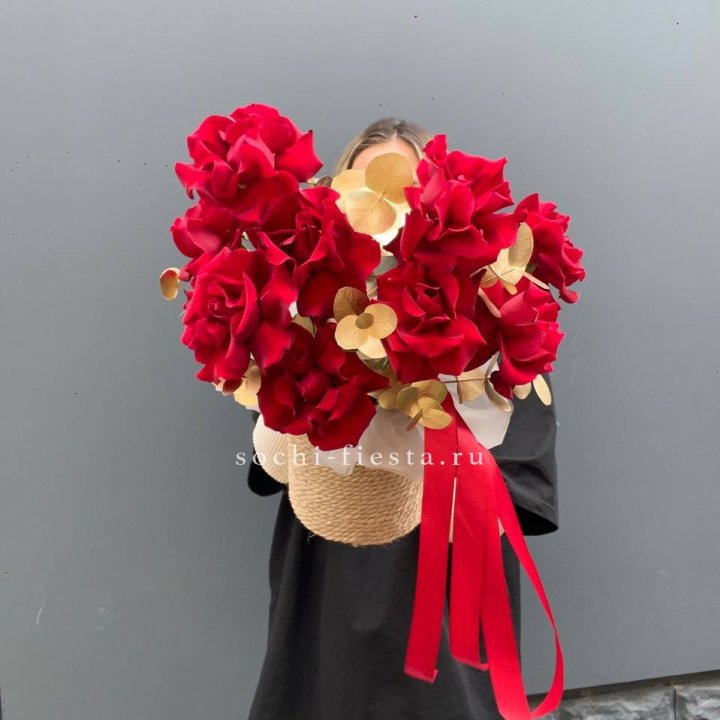 Красные французские розы в джутовом кашпо в Ставрополи