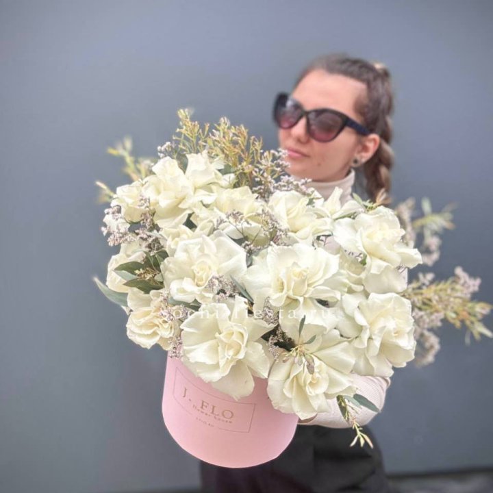 17 Французских белых роз в коробке Афина в Ставрополи