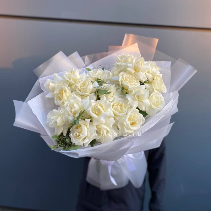 Пышный букет из белых роз в Ставрополи