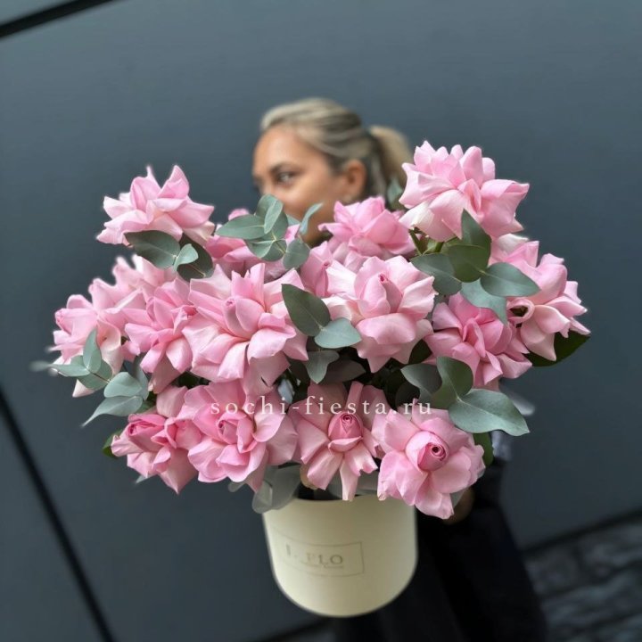 17 Розовых французских роз в боксе в Ставрополи