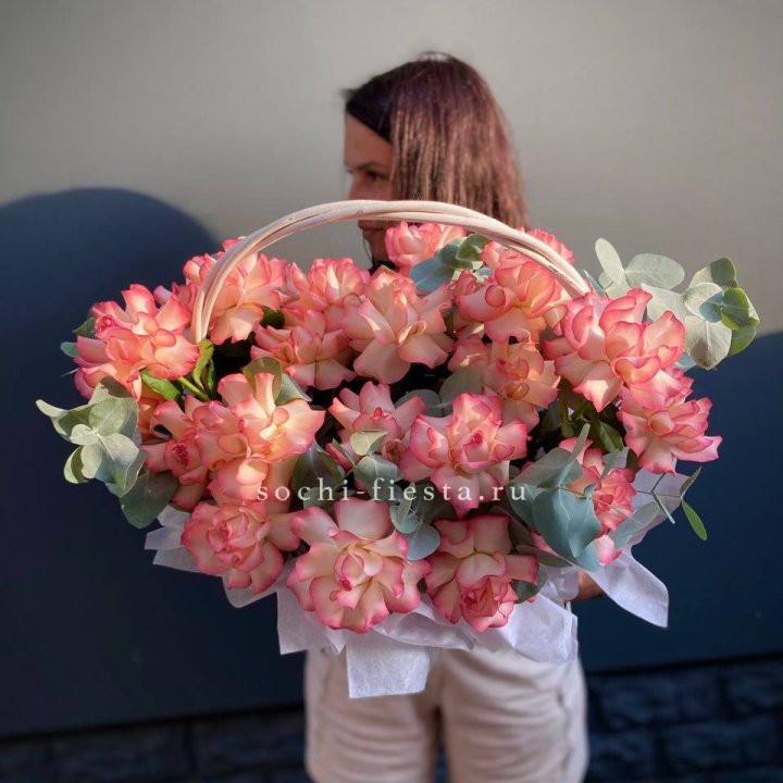 25 Французских роз Джумилия в корзине в Ставрополи