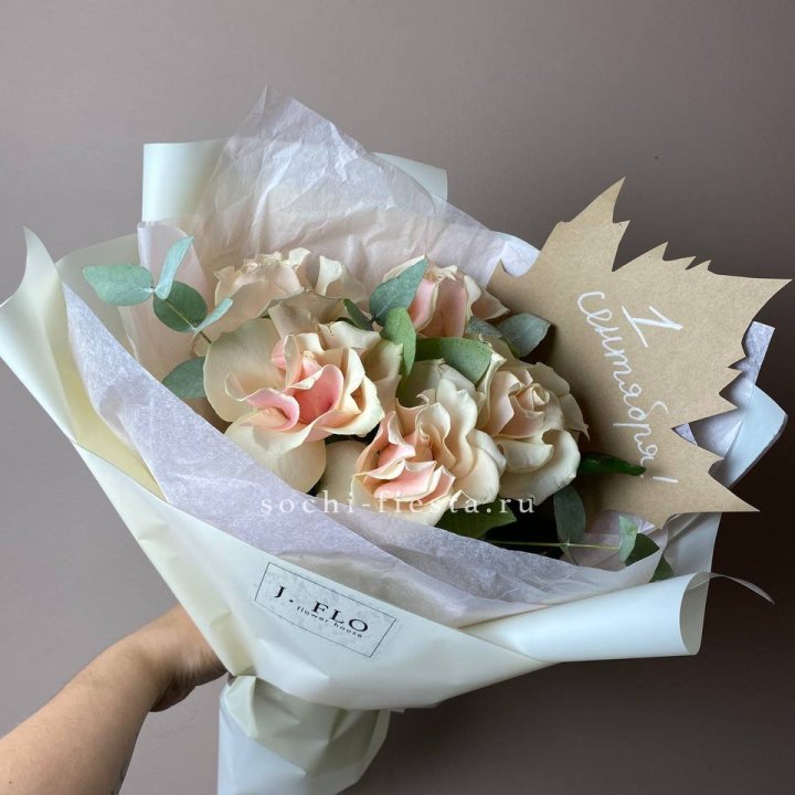 Букет кремовых роз к дню знаний в Ставрополи