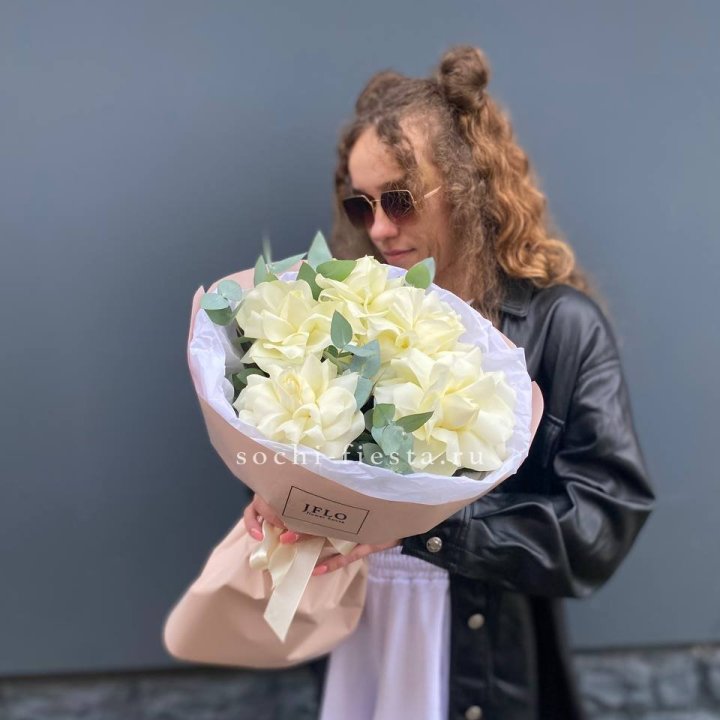 5 Белых французских роз в Ставрополи