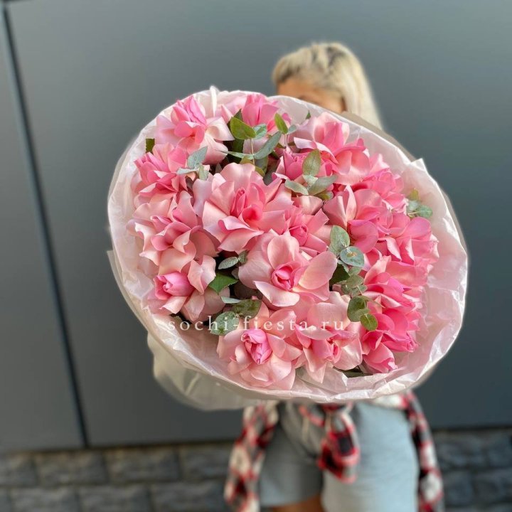 17 розовых роз в Ставрополи