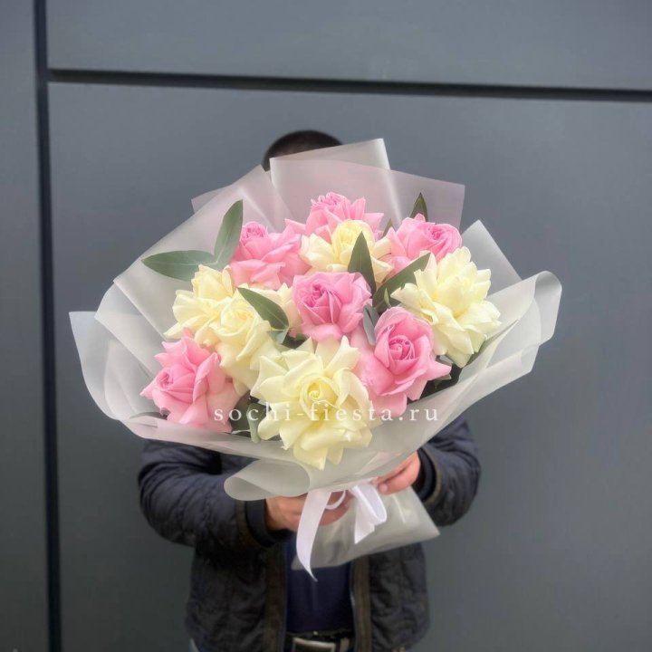11 бело-розовых роз в Ставрополи