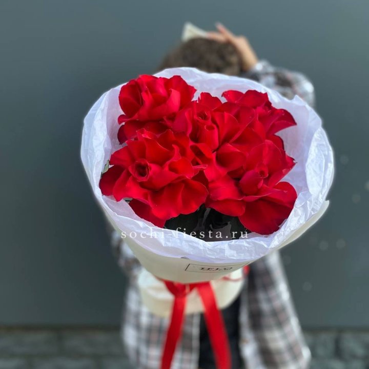 5 французских красных роз в Ставрополи