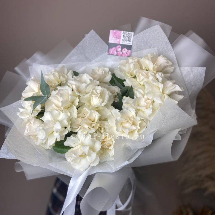 21 французских роз с эвкалиптом в Ставрополи