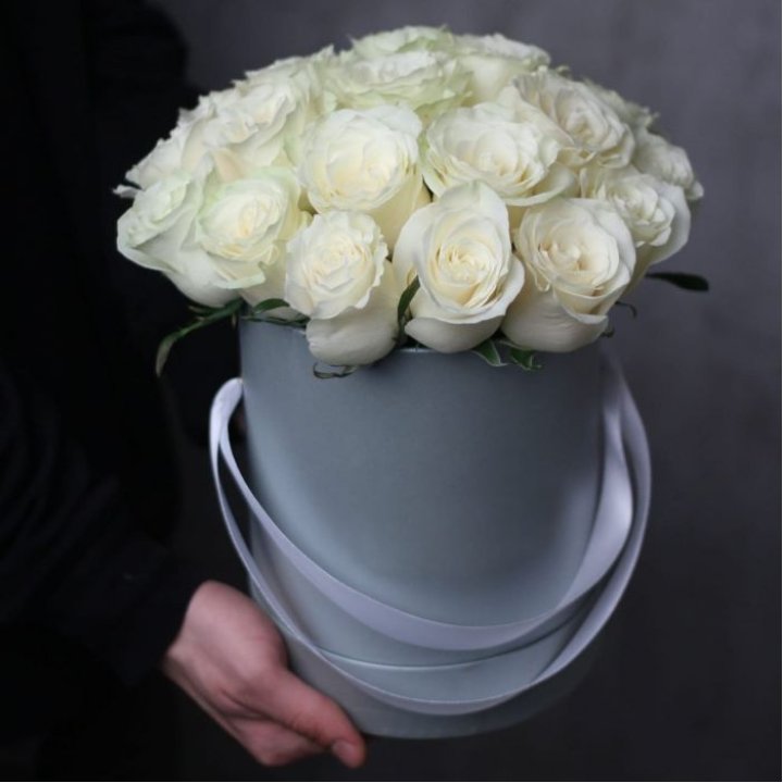 15 белых роз в цилиндре в Ставрополи