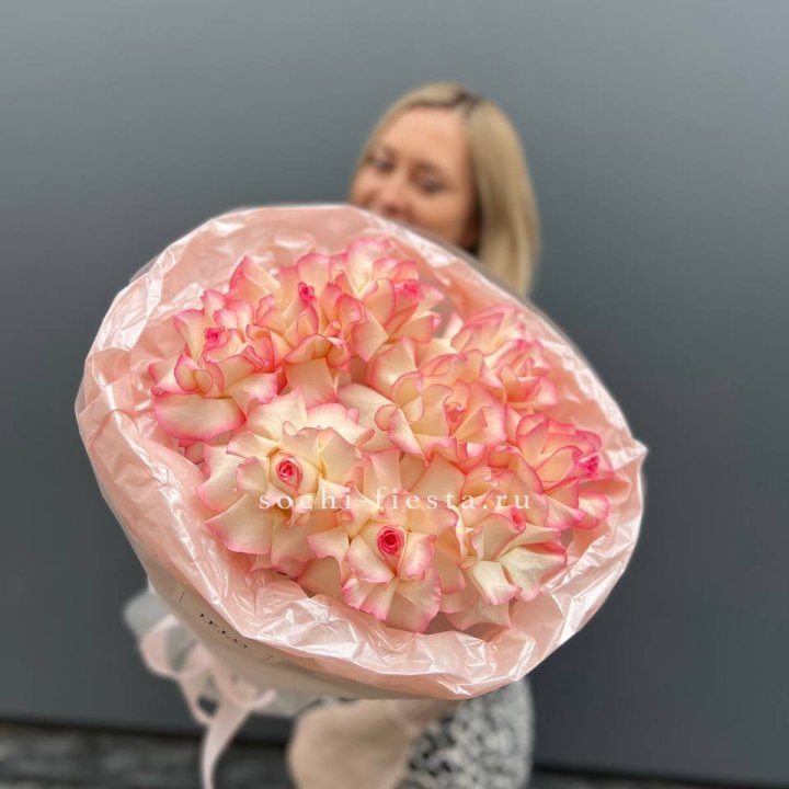 9 французских роз Джумилия в нежном оформлении в Ставрополи