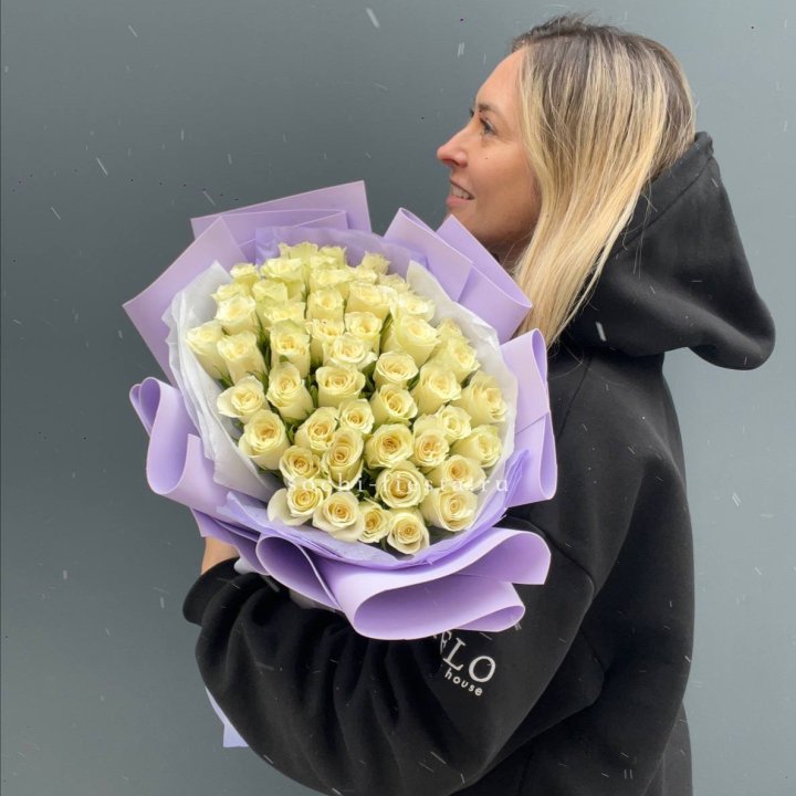51 белая кенийская роза в оформлении в Ставрополи
