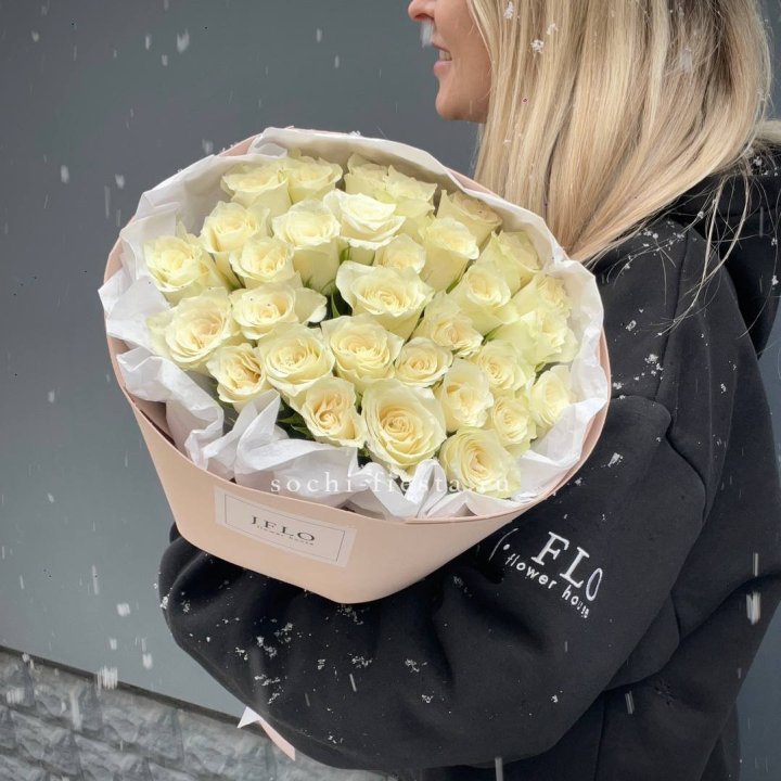 31 белая роза в оформлении в Ставрополи