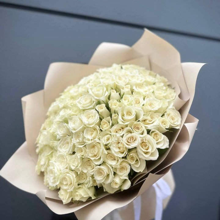 101 белая роза Атена в Ставрополи