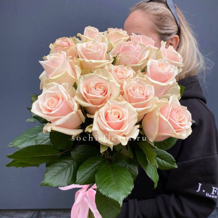 15  кремовых высоких роз в Ставрополи
