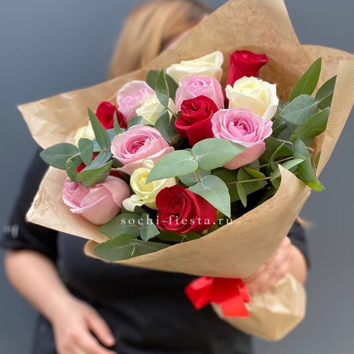 Букет из 15 роз с эвкалиптом в Ставрополи