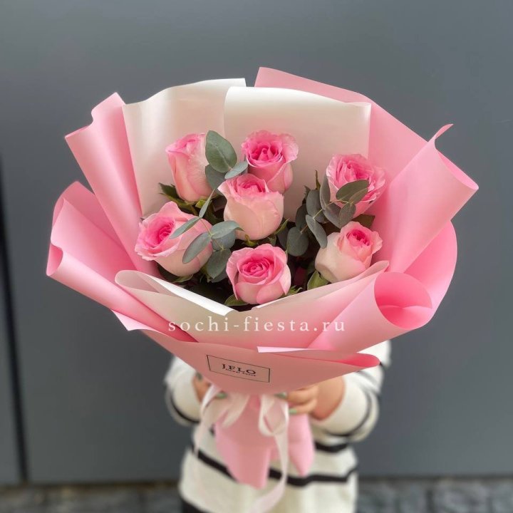 7 роз с эвкалиптом в Ставрополи
