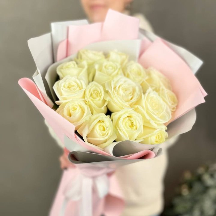 15 белых роз пудра в Ставрополи